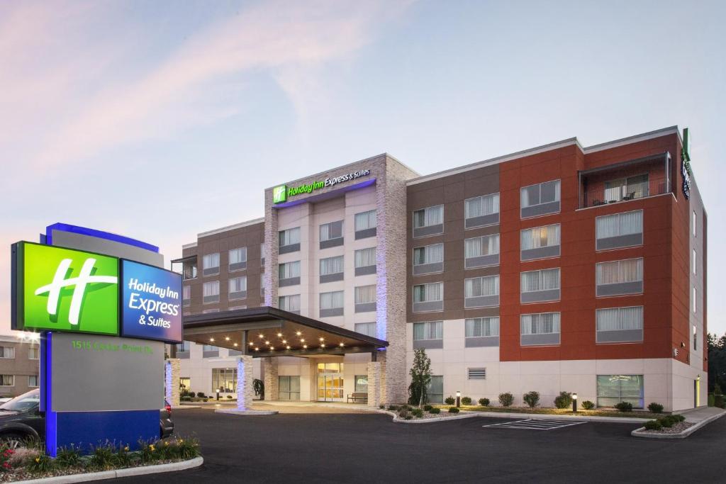 un edificio de hotel con un cartel delante en Holiday Inn Express & Suites Sandusky, an IHG Hotel en Sandusky