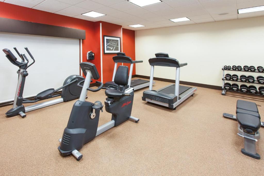 The fitness centre and/or fitness facilities at Holiday Inn Express & Suites Sandusky, an IHG Hotel