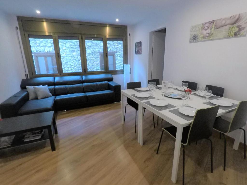 - un salon avec une table et un canapé dans l'établissement Piso Andorra, à Andorre-la-Vieille