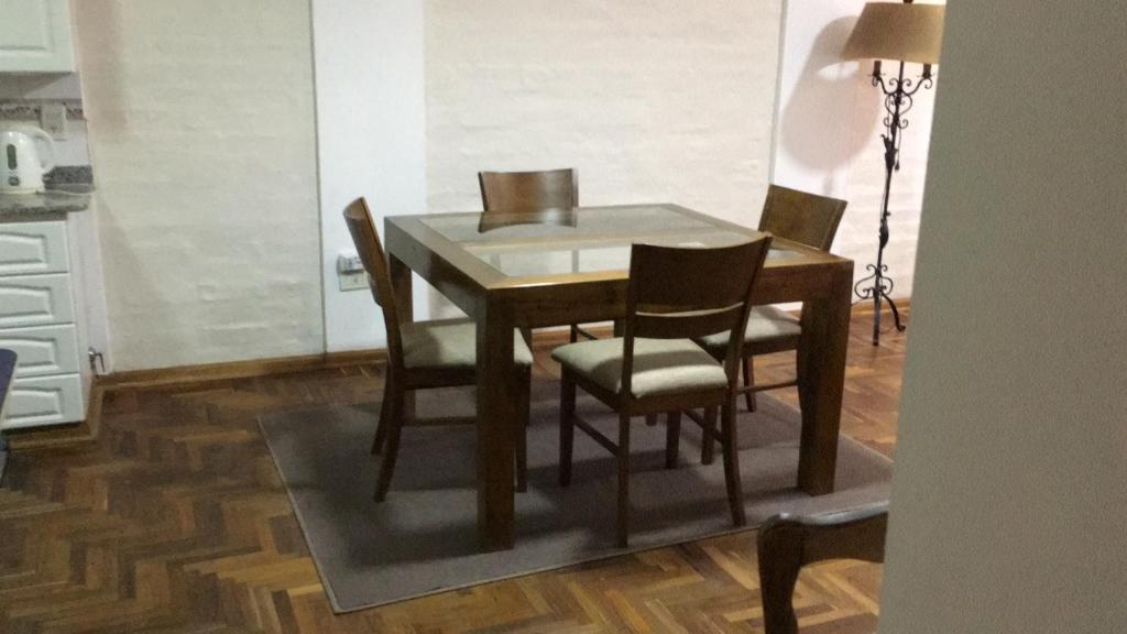 y cocina con mesa de comedor y sillas. en Departamentos de Buen Nivel en Mendoza
