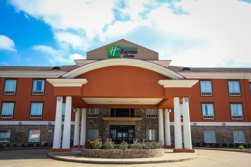 uma vista frontal de um hotel com um gazebo em Holiday Inn Express Hotel & Suites Nacogdoches, an IHG Hotel em Nacogdoches