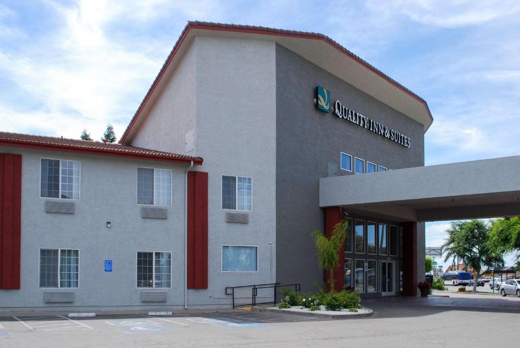 una vista frontal de un hotel con un cartel en Quality Inn & Suites Fresno Northwest en Fresno