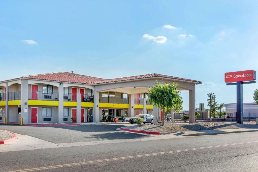 un hotel al lado de una calle con un cartel en Econo Lodge West - Coors Blvd, en Albuquerque