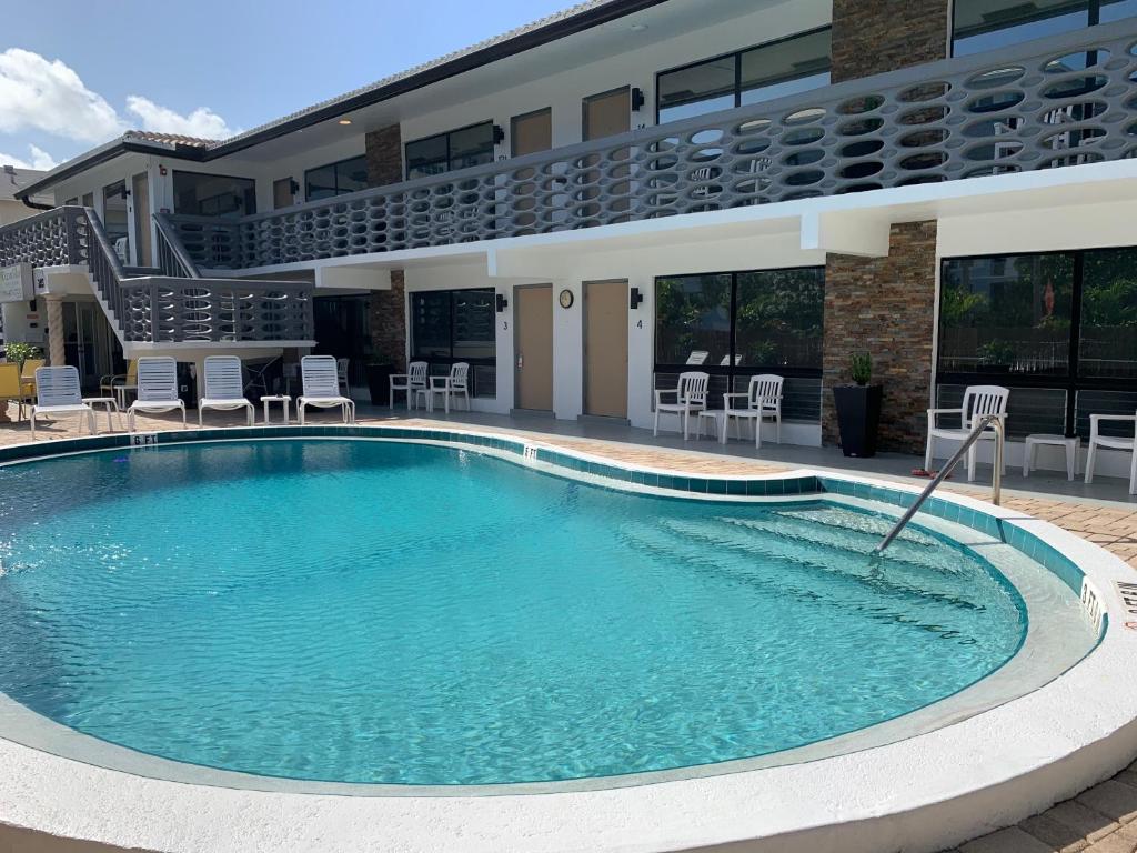Bazén v ubytování Ocean Villas of Deerfield nebo v jeho okolí