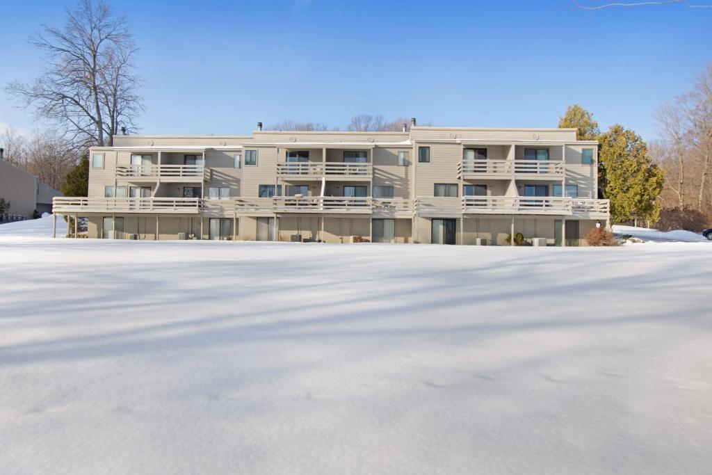 Hideaway Valley Condo 15, Harbor Springs, MI