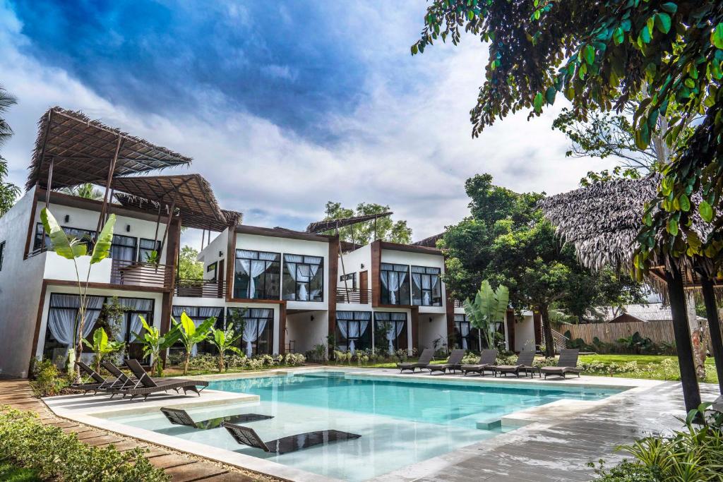 - une vue sur l'extérieur d'un complexe avec une piscine dans l'établissement Bird of Paradise, à Panglao