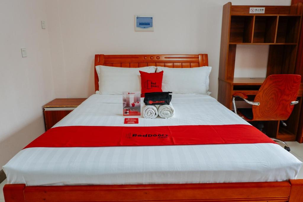 Postel nebo postele na pokoji v ubytování RedDoorz Plus near Camella La Brisa Lapulapu