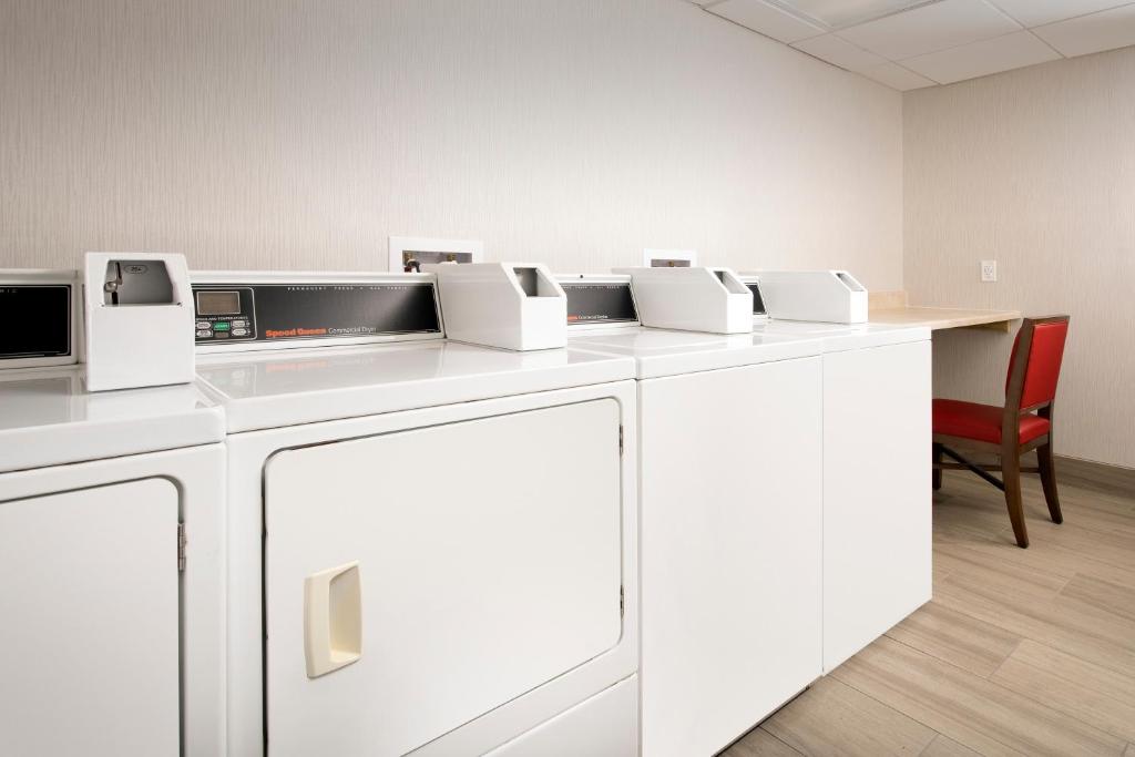 Holiday Inn Express & Suites Baltimore - BWI Airport North by IHG photo