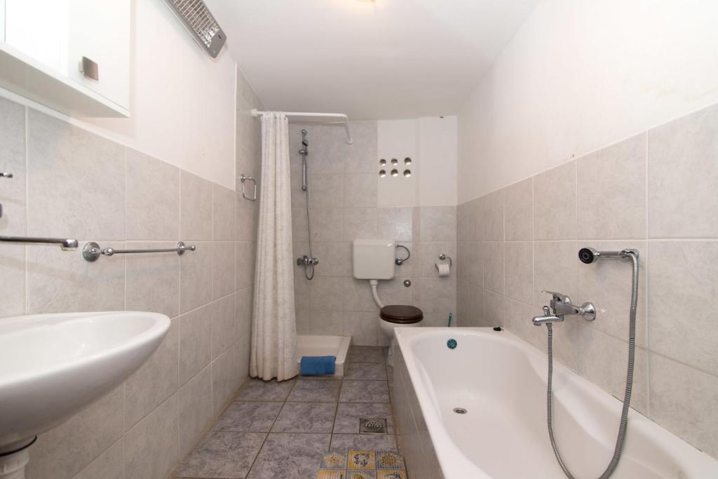 Koupelna v ubytování Apartments Jaksa