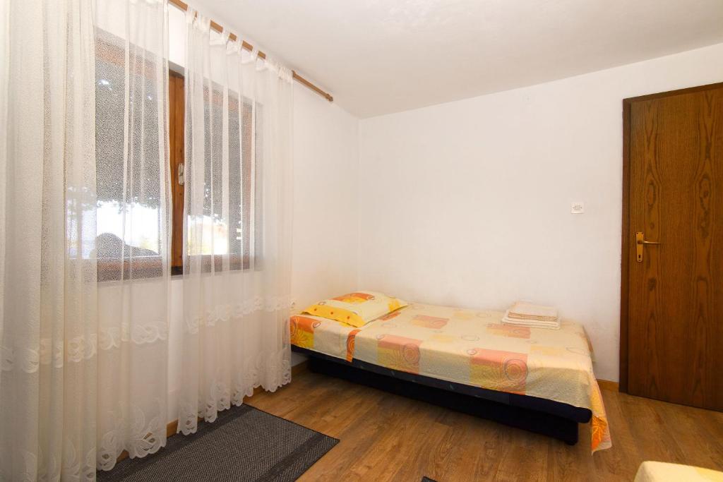 Postel nebo postele na pokoji v ubytování Apartments Jaksa