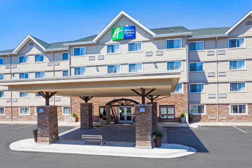 una imagen de un edificio de hotel con aparcamiento en Holiday Inn Express Hotel & Suites Uptown Fredericton, an IHG Hotel en Fredericton