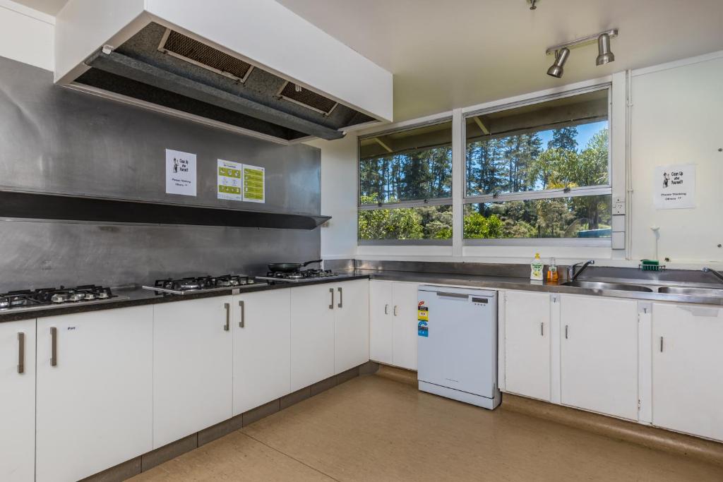Kuchyň nebo kuchyňský kout v ubytování Riverside Lodge Paihia