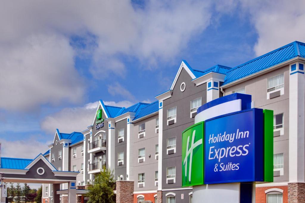 un edificio con una señal delante de él en Holiday Inn Express Calgary South, an IHG Hotel en Calgary