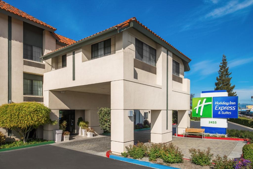 een weergave van de voorkant van een hotel bij Holiday Inn Express Hotel & Suites Santa Clara - Silicon Valley, an IHG Hotel in Santa Clara