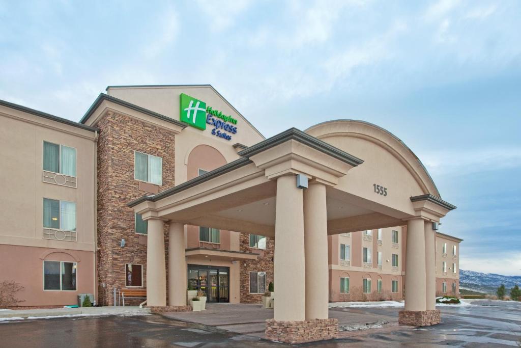 un hotel con un cartello sulla parte anteriore di un edificio di Holiday Inn Express Hotel & Suites Cedar City, an IHG Hotel a Cedar City