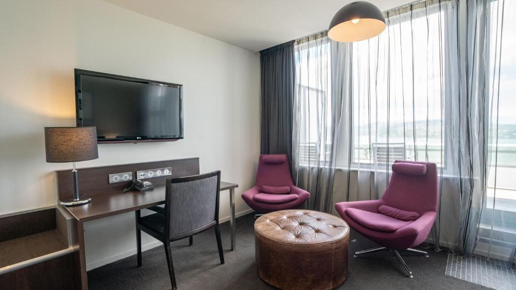TV a/nebo společenská místnost v ubytování Scenic Hotel Dunedin City
