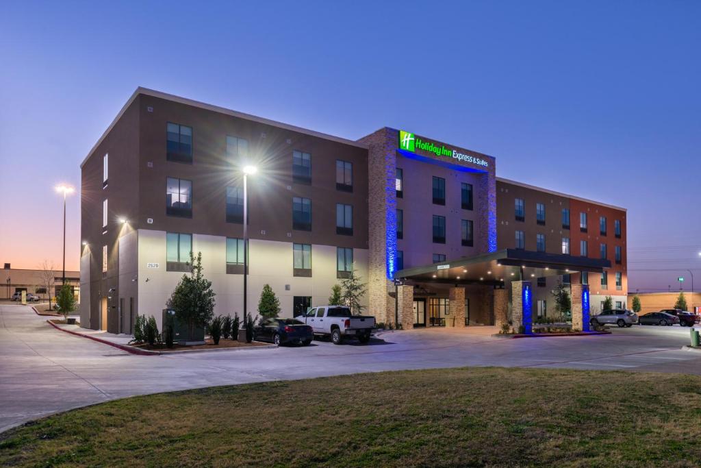 ein Gebäude mit einem Parkplatz davor in der Unterkunft Holiday Inn Express Fort Worth West, an IHG Hotel in Fort Worth