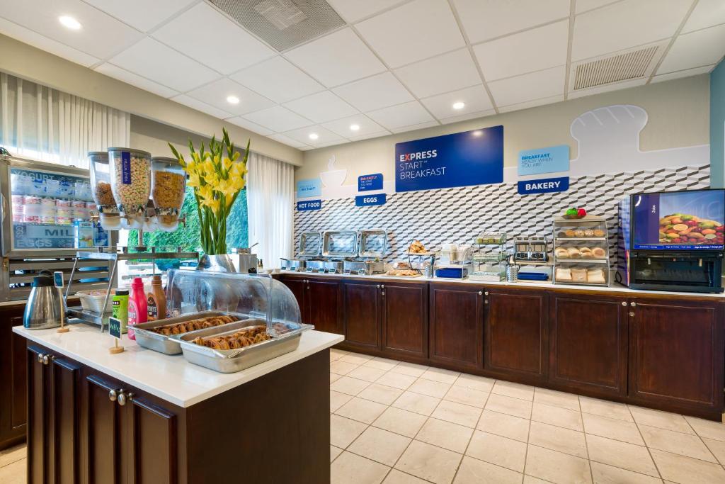 a fast food restaurant with a counter with pastries at Holiday Inn Express San Jose Costa Rica Airport by IHG in Alajuela City