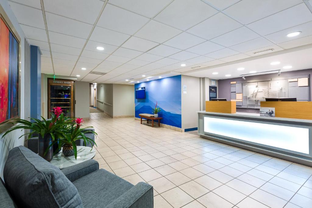 an office lobby with a couch and a counter at Holiday Inn Express San Jose Costa Rica Airport by IHG in Alajuela City