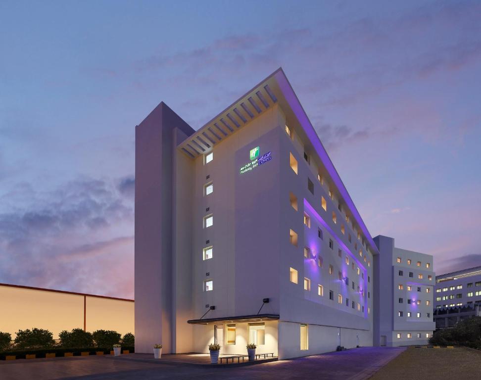 um grande edifício com uma placa acesa em Holiday Inn Express Bengaluru Whitefield ITPL, an IHG Hotel em Bangalore