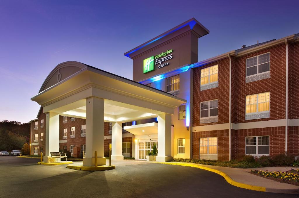 un bâtiment d'hôtel avec un kiosque devant lui dans l'établissement Holiday Inn Express & Suites Manassas, an IHG Hotel, à Manassas