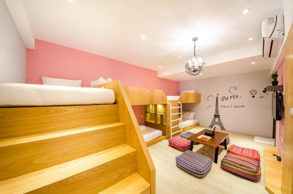 Postel nebo postele na pokoji v ubytování 安尼赫時尚旅店 Anich Fashion Inn I 墾丁大街 I 親子遊戲區 I 停車位