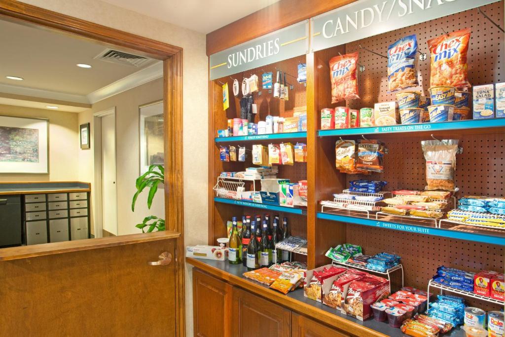 Staybridge Suites Lincolnshire by IHG في لنكولنشاير: بقالة مع كونتر بالأطعمة والمشروبات