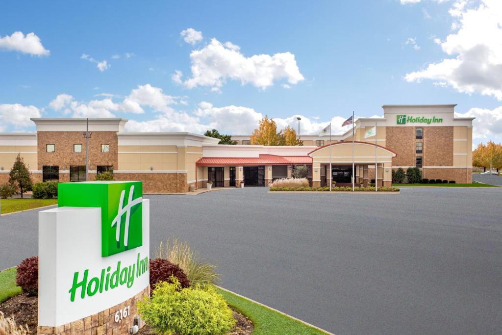 una vista frontal de un hotel con aparcamiento en Holiday Inn Chicago North - Gurnee, an IHG Hotel, en Gurnee