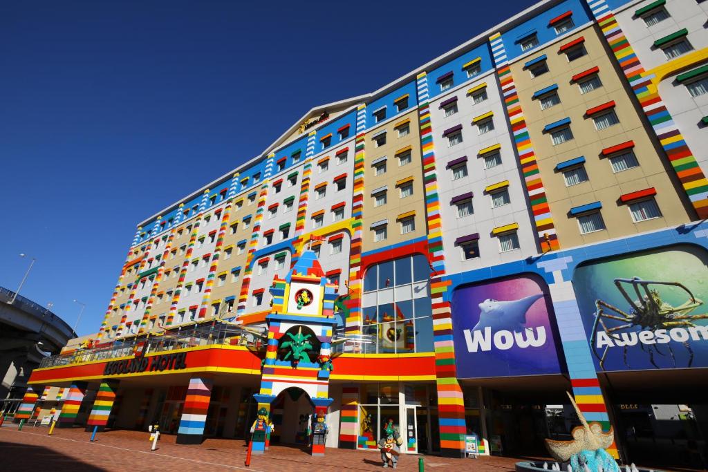 un gran edificio con una torre de reloj delante de él en LEGOLAND Japan Hotel, en Nagoya