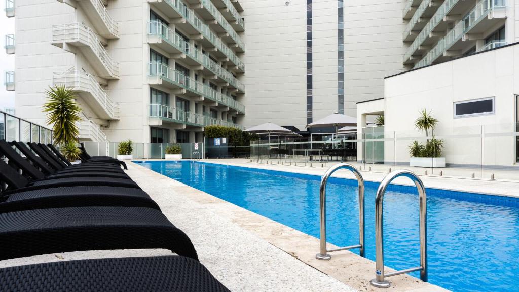 
The swimming pool at or near Luxurious Apartments Near City
