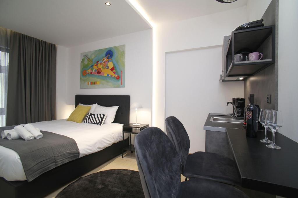 ZH Luxury Suites - 11