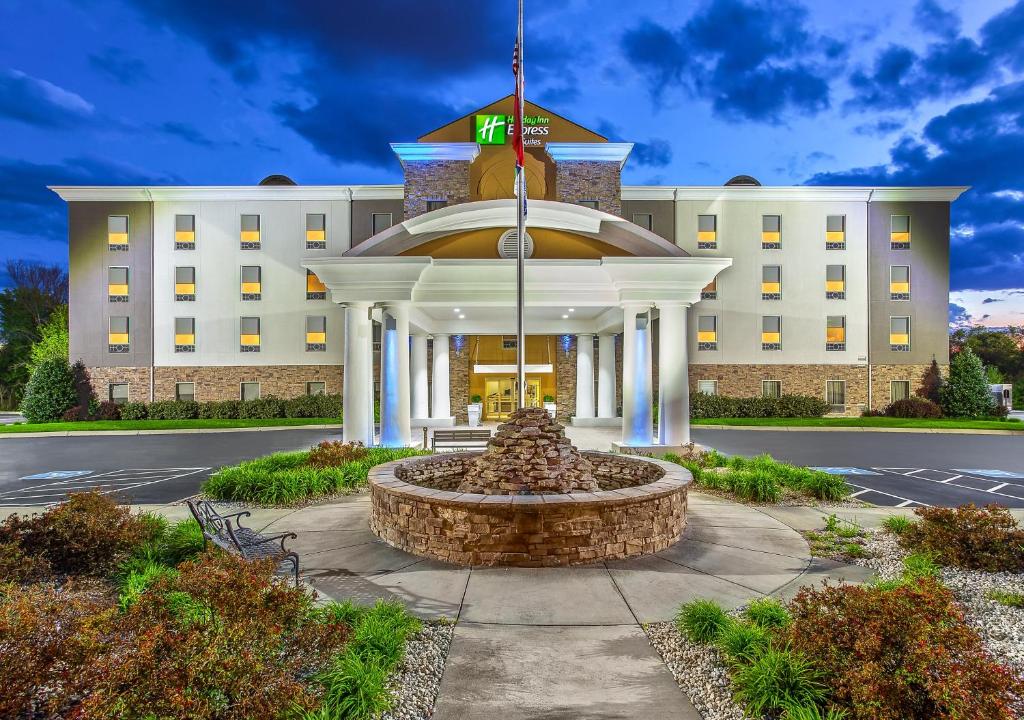 ein Hotel mit einem Brunnen vor einem Gebäude in der Unterkunft Holiday Inn Express & Suites Morristown, an IHG Hotel in Morristown