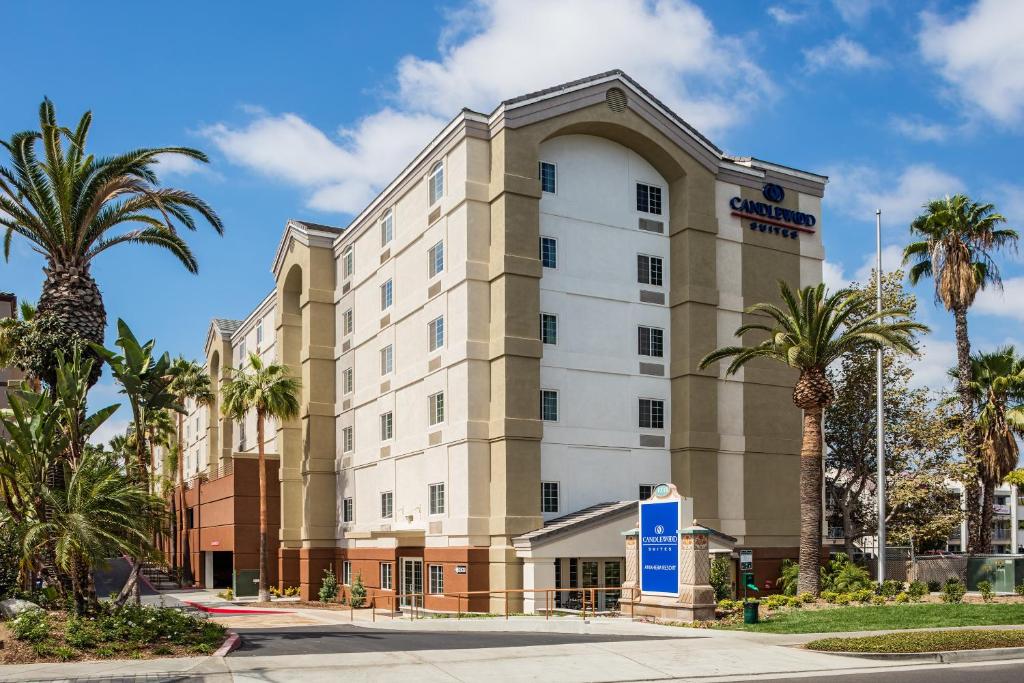 un hotel con palme di fronte di Candlewood Suites Anaheim - Resort Area, an IHG Hotel ad Anaheim