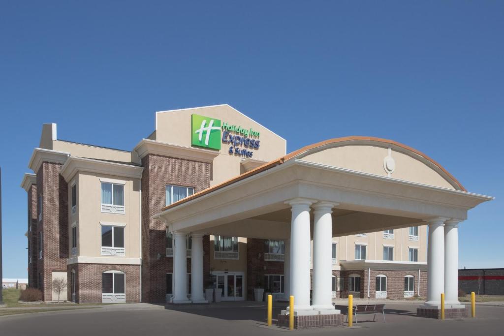 een ziekenhuisgebouw met een prieel ervoor bij Holiday Inn Express Hotel & Suites Minot South, an IHG Hotel in Minot