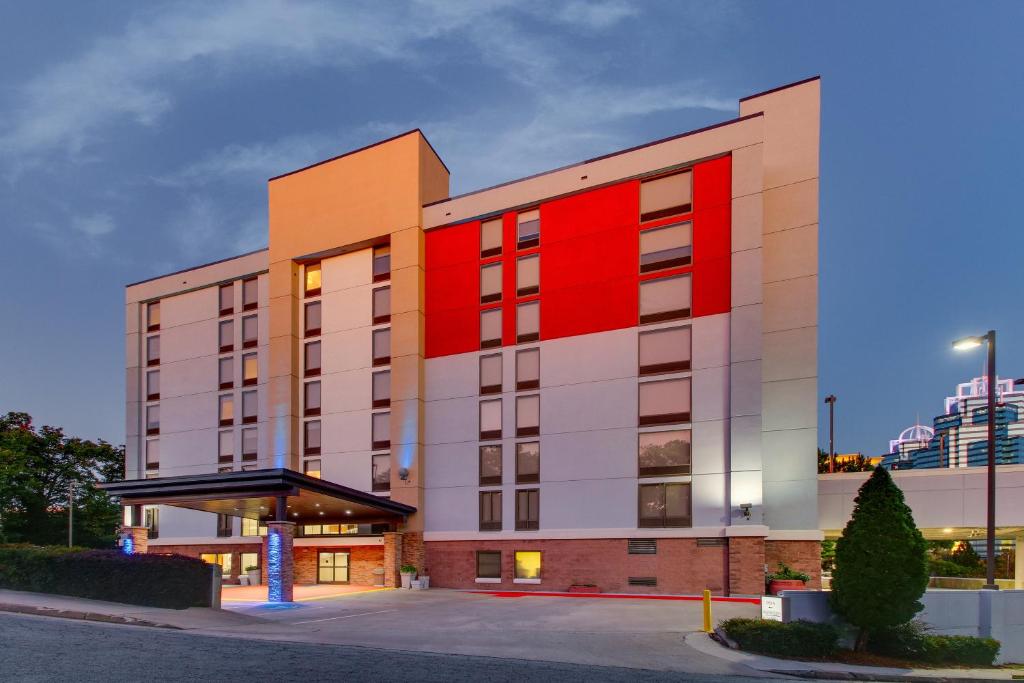een groot gebouw met rode verf erop bij Holiday Inn Express & Suites Atlanta Perimeter Mall Hotel, an IHG Hotel in Sandy Springs