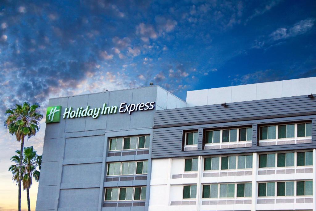 un edificio con el cartel expreso de la posada Hollywood en Holiday Inn Express Van Nuys, an IHG Hotel, en Van Nuys