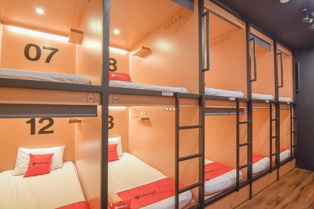Katil dua tingkat atau katil-katil dua tingkat dalam bilik di Tokyo Cubo
