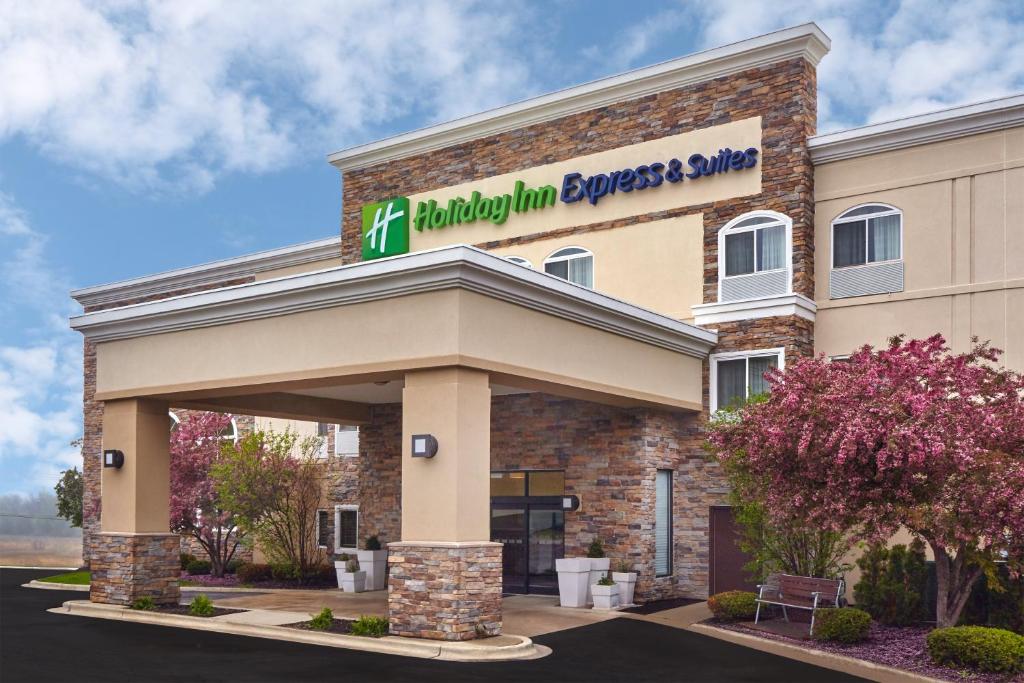 a rendering of the front of a hotel at Holiday Inn Express & Suites Chicago-Libertyville, an IHG Hotel in Libertyville