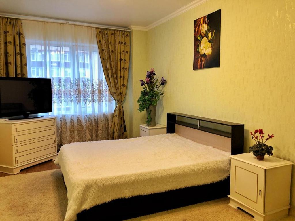 Łóżko lub łóżka w pokoju w obiekcie Двухкомнатная квартира на Черниговской 4