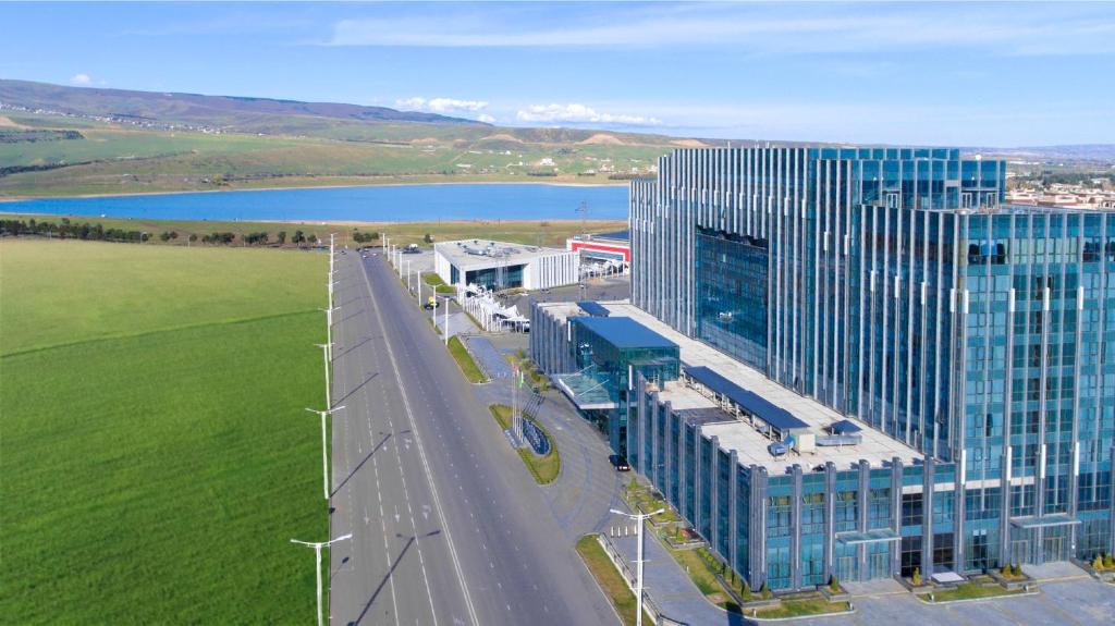 una vista aérea de un gran edificio y una carretera en Hotels & Preference Hualing Tbilisi en Tiflis