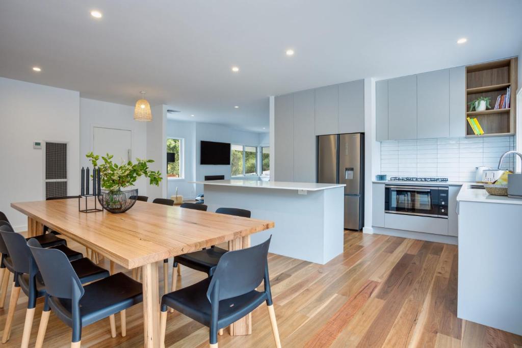 Molly's Beach House: - Four-Bedroom House