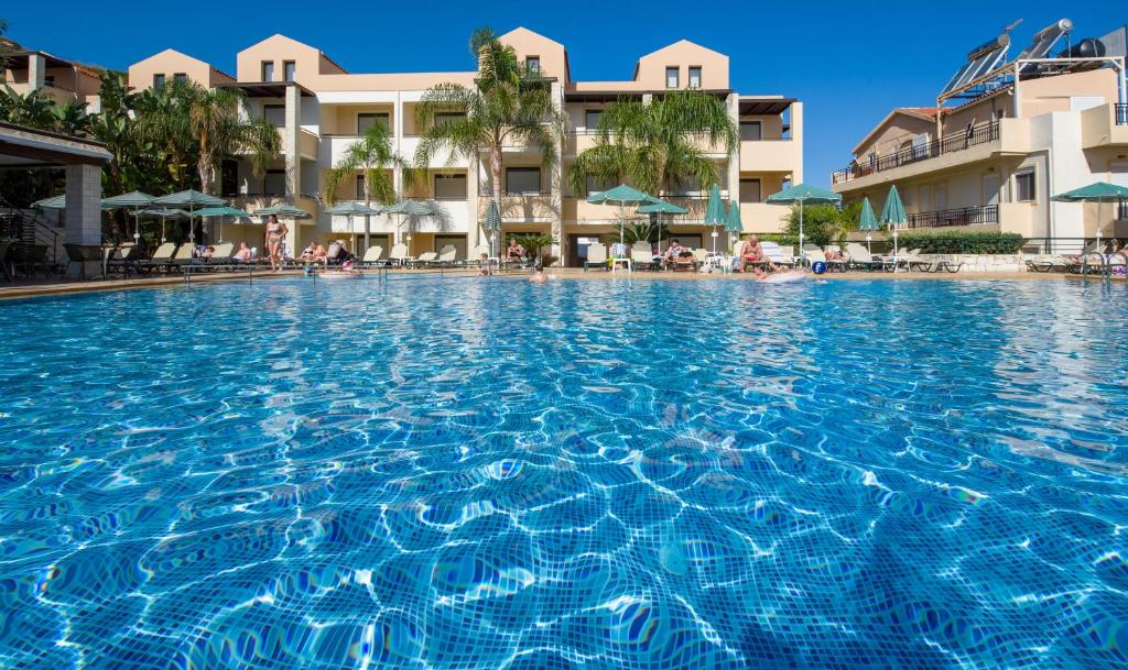 Bazén v ubytování Creta Palm Resort Hotel & Apartments nebo v jeho okolí