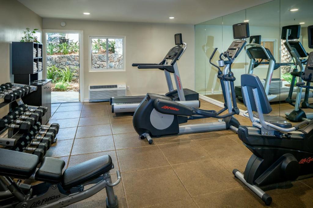 Fitness centrum a/nebo fitness zařízení v ubytování Catalina Canyon Inn