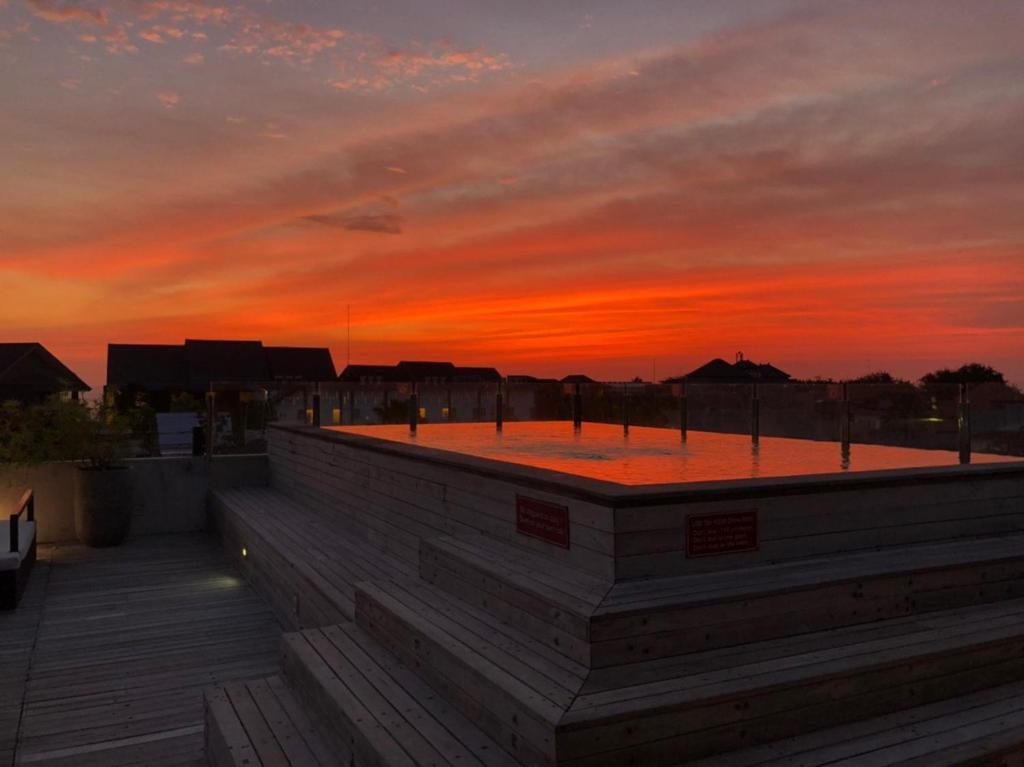 Východ nebo západ slunce při pohledu z hotelu nebo okolí