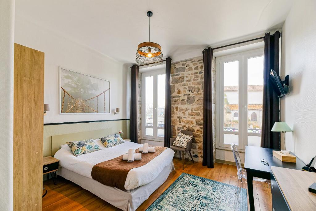 Postel nebo postele na pokoji v ubytování Hotel Cote Basque