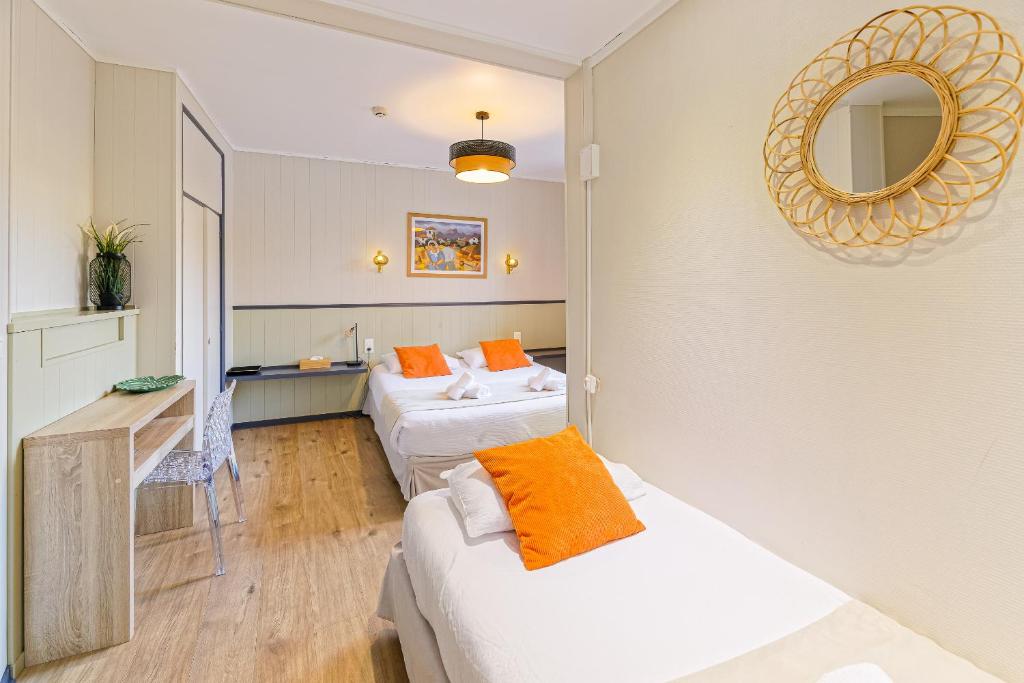 Postel nebo postele na pokoji v ubytování Hotel Cote Basque
