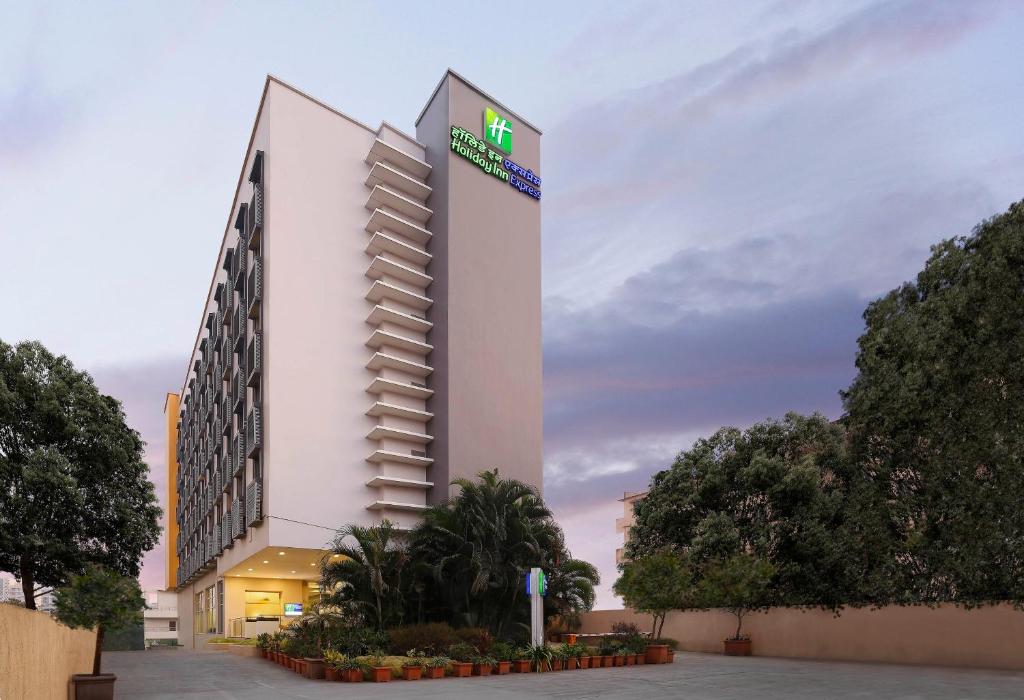 wykonanie hotelu z budynkiem w obiekcie Holiday Inn Express Pune Hinjewadi, an IHG Hotel w mieście Pune