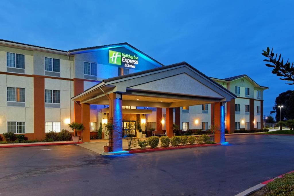 サンパブロにあるHoliday Inn Express San Pablo - Richmond Area, an IHG Hotelのホテルの正面に駐車場があります。