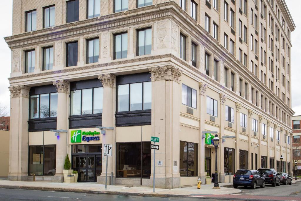 un gran edificio en la esquina de una calle en Holiday Inn Express - Springfield Downtown, an IHG Hotel, en Springfield