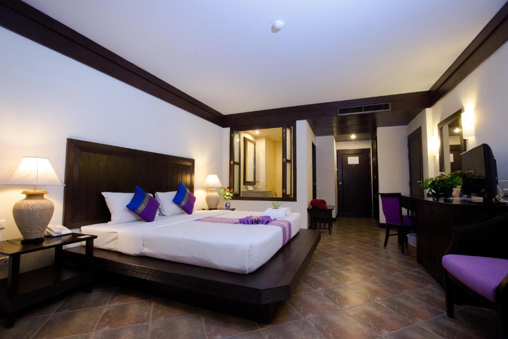 Postel nebo postele na pokoji v ubytování Kata Poolside Resort SHA Extra Plus